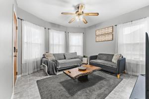 Sleeps 5 near ferry, train to Boston and downtown 3br apartment的休息区