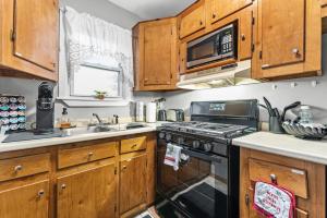 新贝德福德Sleeps 5 near ferry, train to Boston and downtown 3br apartment的配有炉灶和微波炉的厨房 更多37张照片