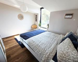 sypialnia z łóżkiem i oknem w obiekcie Oasis Oliwa w Gdańsku