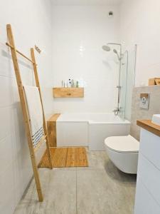 een badkamer met een douche, een toilet en een wastafel bij Oasis Oliwa in Gdańsk