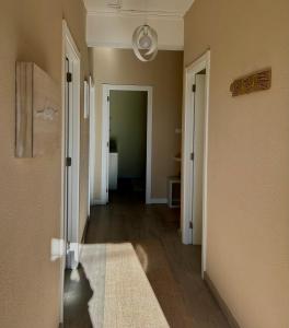 un pasillo vacío con un pasillo que conduce a una habitación en Acogedor Bajo en Meira, en Moaña