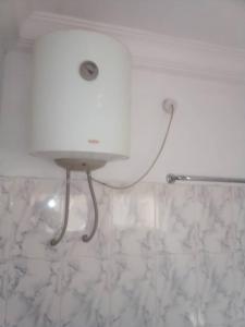 techo blanco con luz en el baño en Gifted Apartment & Residence, en Abuja