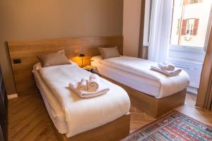 duas camas num quarto com toalhas em Testaccio Boutique Apartment in Rome em Roma