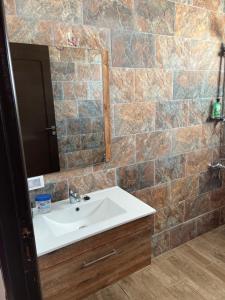ein Bad mit einem Waschbecken und einem Spiegel in der Unterkunft BH villa in Houmt Souk