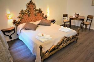 Giường trong phòng chung tại SARA S LUXURY HOME five minutes from Piazza San Marco