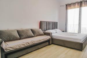 a living room with a couch and a bed at Villa Mateo in Shkalle Stenojt