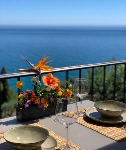 einen Tisch mit zwei Tellern und Weingläsern darauf in der Unterkunft Frontline Nerja-Torrox Costa - Ladera del mar 2 in Torrox Costa