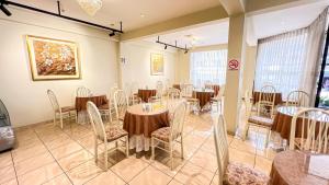 a room with tables and chairs in a restaurant at La Mansion Casa Hotel in Andahuaylas