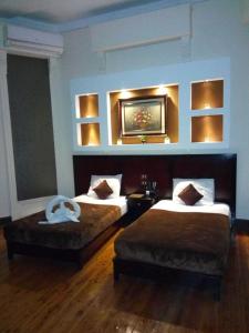 ein Hotelzimmer mit 2 Betten und einem Spiegel in der Unterkunft Paradise Boutique Hotel in Kairo