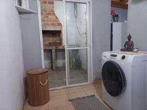 a laundry room with a washing machine and a window at Vista a la montaña in Chilecito