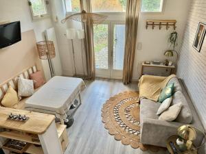 una sala de estar con un sofá y una mesa en Cosy Maisonette Versailles, en Versalles