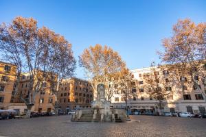 羅馬的住宿－Testaccio Boutique Apartment in Rome，城市街道中央的雕像