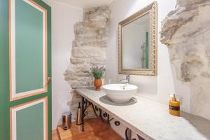 La salle de bains est pourvue d'un lavabo et d'un miroir. dans l'établissement Exclusive House in Old Town, à Tallinn