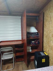 ein Schlafzimmer mit einem Etagenbett und einem Fenster in der Unterkunft Minihouse castro chiloe in Castro