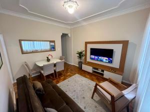 sala de estar con sofá y mesa en Apartamento Imperial no Centro de Petrópolis en Petrópolis