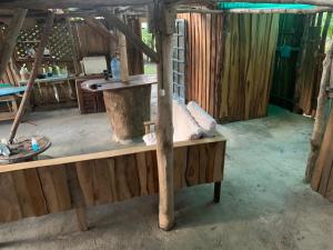 - un lit en bois dans une chambre avec une table dans l'établissement Miguel Surf Camp, à Quepos