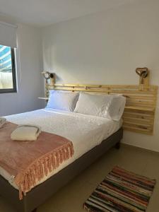 CLUB HOUSE BY CONCON في كونكون: غرفة نوم بسرير كبير مع اللوح الخشبي