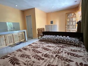 Postel nebo postele na pokoji v ubytování Rozay Travellers Inn
