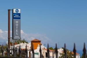 una señal para el hotel en la parte superior de un edificio en Best Western Hotel Santa Caterina, en Acireale