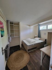 Habitación pequeña con cama y mesa en L'agréable, en Nantes