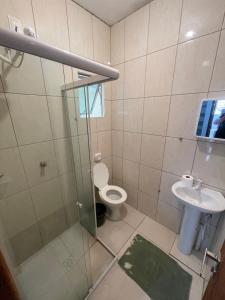 uma casa de banho com um WC e um lavatório em Pousada 1111 em Balneário Camboriú