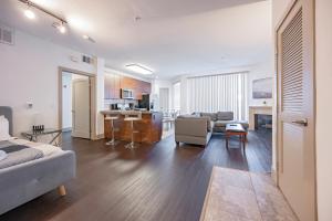 a room with a bed and a living room with a kitchen at Marina Apartment Pool,Gym,Jacuzzi in Los Angeles