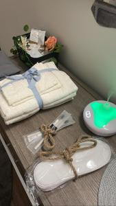 - une table avec des serviettes et une souris d'ordinateur dans l'établissement Show House, à Turin