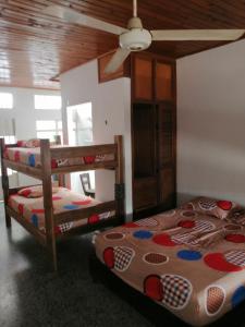 Ce dortoir comprend 2 lits superposés et un ventilateur de plafond. dans l'établissement Casa de relajación low cost, à La Dorada