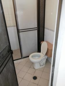 y baño con aseo y ducha. en Casa de relajación low cost, en La Dorada