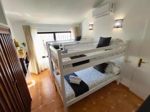 Łóżko lub łóżka w pokoju w obiekcie Evans Realty AL Villa & Piscina & Garaje & Playa