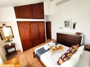Postel nebo postele na pokoji v ubytování Evans Realty AL Villa & Piscina & Garaje & Playa + 37 fotografií