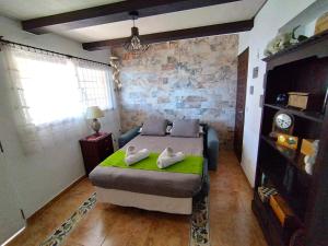Łóżko lub łóżka w pokoju w obiekcie Evans Realty AL Villa & Piscina & Garaje & Playa