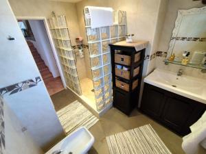 Kuchnia lub aneks kuchenny w obiekcie Evans Realty AL Villa & Piscina & Garaje & Playa