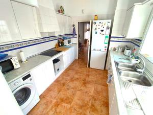 Kuchnia lub aneks kuchenny w obiekcie Evans Realty AL Villa & Piscina & Garaje & Playa