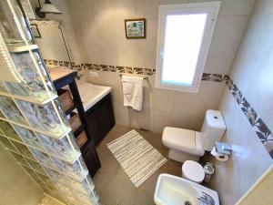 Łazienka w obiekcie Evans Realty AL Villa & Piscina & Garaje & Playa