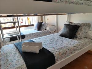Łóżko lub łóżka w pokoju w obiekcie Evans Realty AL Villa & Piscina & Garaje & Playa