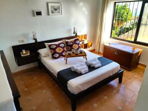 Un dormitorio con una cama con almohadas. en Villa Las Mercedes - Urbanización El Castillo, en Fuengirola