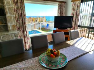 Telewizja i/lub zestaw kina domowego w obiekcie Evans Realty AL Villa & Piscina & Garaje & Playa