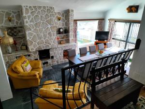Część wypoczynkowa w obiekcie Evans Realty AL Villa & Piscina & Garaje & Playa