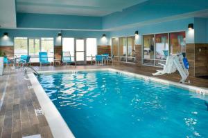 una piscina con un tobogán en una habitación de hotel en TownePlace Suites by Marriott Richmond, en Richmond