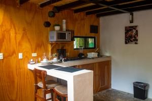 een keuken met een aanrecht en een magnetron bij Xtambaa Cabins & Spa Only Adults in El Cuyo
