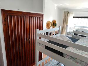Łóżko lub łóżka w pokoju w obiekcie Evans Realty AL Villa & Piscina & Garaje & Playa