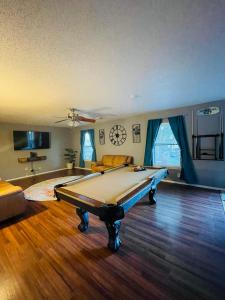 a large room with a pool table in it at Lost Bluff Casa in San Antonio