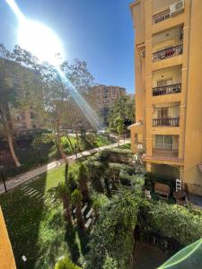 MadinatyMadinaty Hotel Apartment的公寓大楼前方设有花园