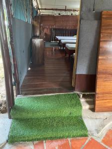 ein Zimmer mit einem grünen Teppich auf der Treppe in der Unterkunft Ba Hung homestay in Ấp Hòa Phú (2)