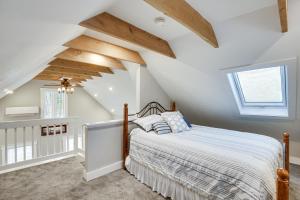 Schlafzimmer mit weißen Wänden und Holzdecken in der Unterkunft Modern Bridgton Vacation Rental about 12 Mi to Slopes! in Bridgton