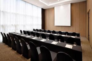 una sala de conferencias con una mesa larga y sillas en Fairfield by Marriott Busan, en Busan