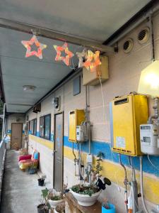 una stanza con un vagone ferroviario con stelle sul muro di Ocean Lovers Home a Miyazaki