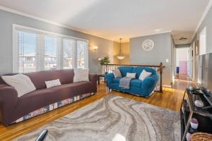 Χώρος καθιστικού στο Elm. Peaceful pet friendly home. No pet fee!
