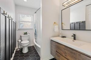 Ένα μπάνιο στο Elm. Peaceful pet friendly home. No pet fee! +25 φωτογραφίες
